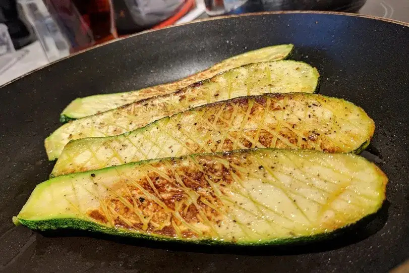 Czym przyprawić cukinię na patelni, by wydobyć jej smak?