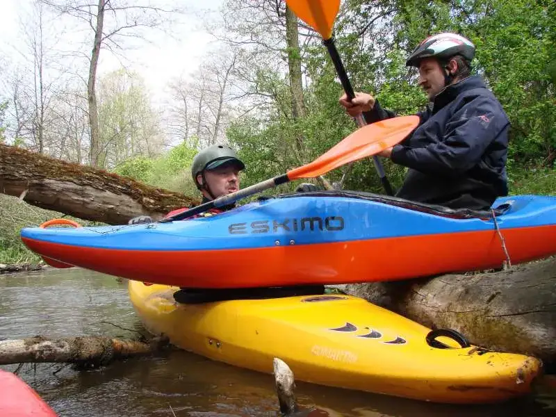 Kajakarstwo zwałkowe: jak pokonać przeszkody i cieszyć się przygodą