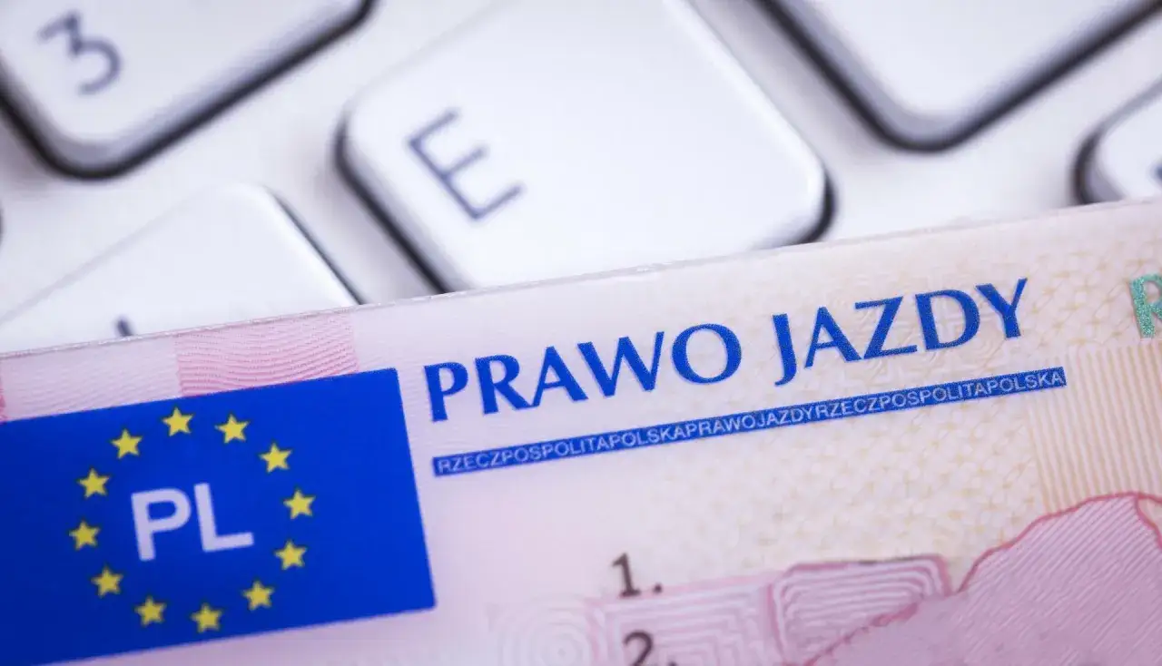 Polskie prawo jazdy na tle klawiatury. Dokument jest ważny w całej Unii Europejskiej, w tym w Czechach.