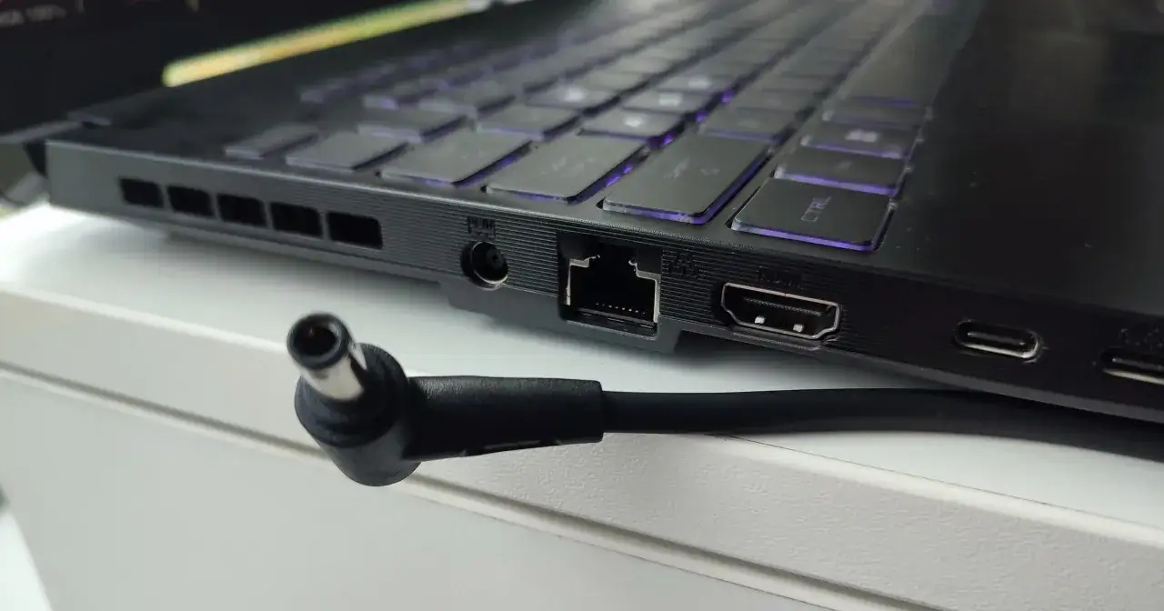Złącze ładowarki do laptopa. Zastanawiasz się, ile prądu zużywa ładowarka do laptopa?