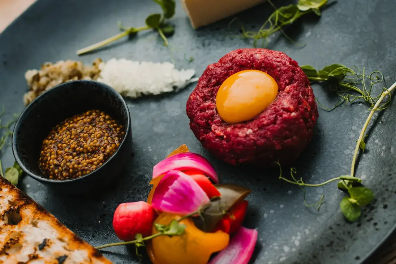 Jak zrobić tatara z wołowiny - prosta receptura, która zachwyci smakoszy