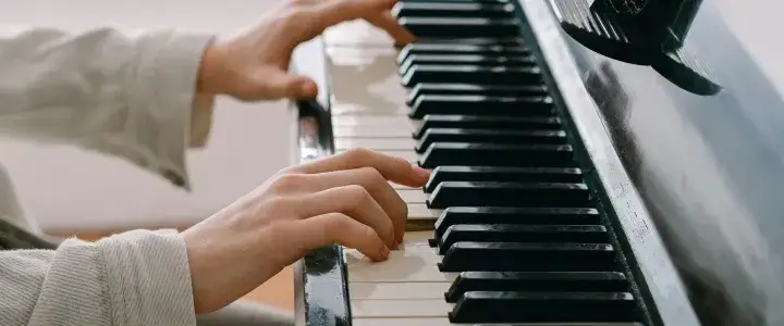 Jak zagrać na pianinie Sanah – proste metody dla każdego początkującego