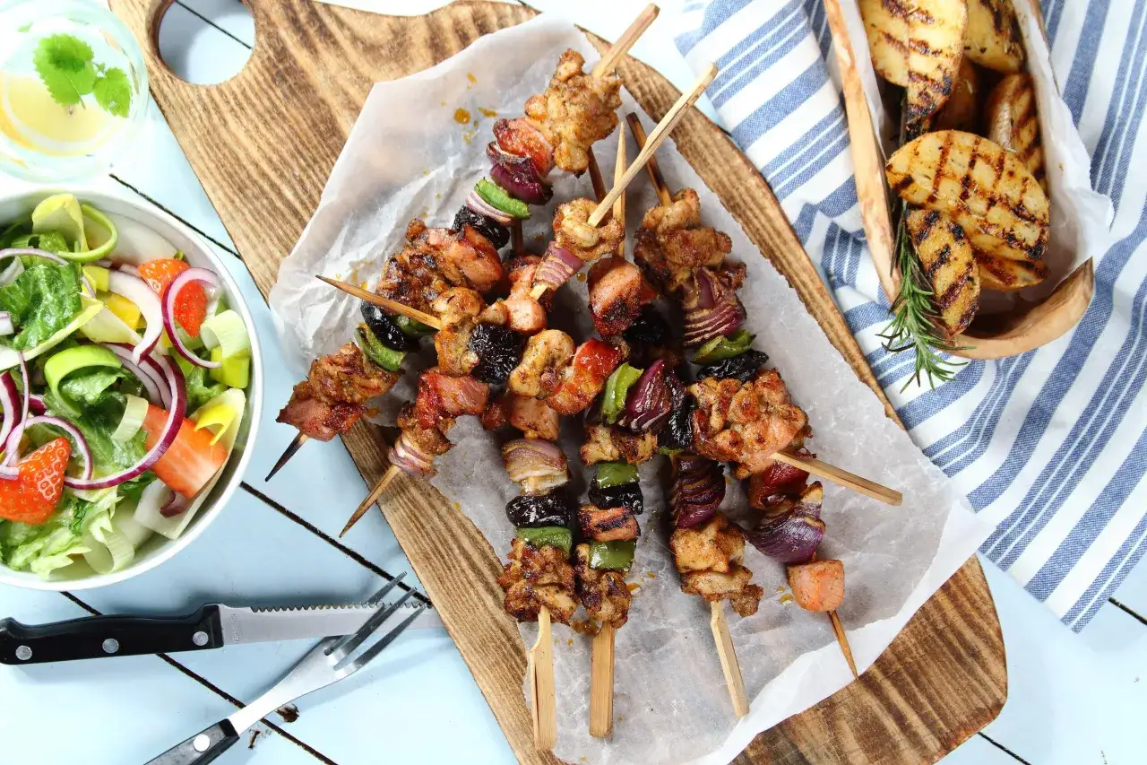 Najlepszy przepis na szaszłyk z kurczaka na grilla, który zachwyci gości