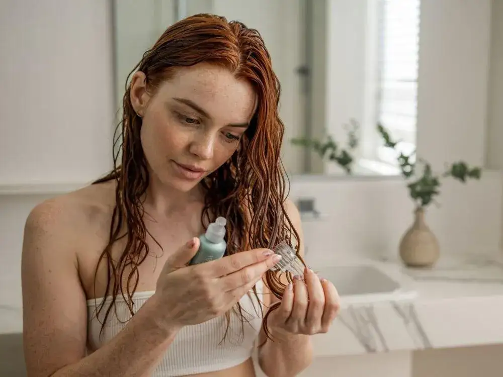 Serum do włosów: spłukiwać czy nie? Ekspertka rozwiewa wątpliwości