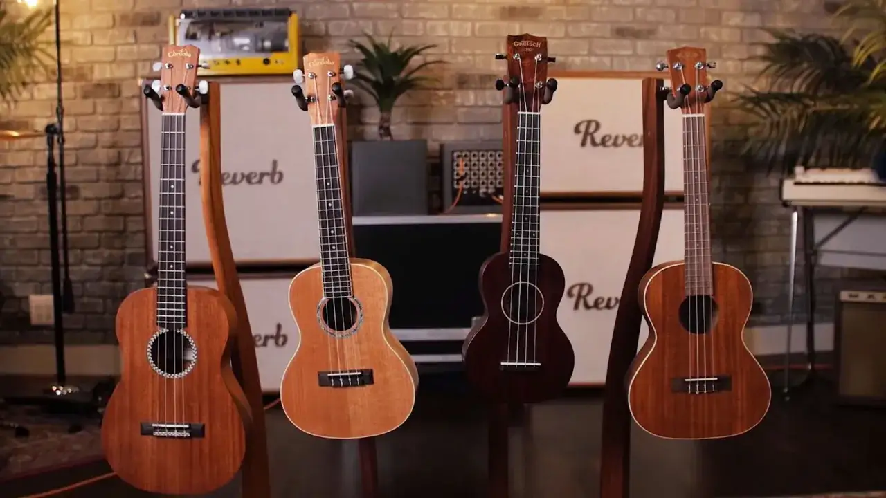 Cztery ukulele na stojaku. Zastanawiasz się, jak wybrać ukulele? Oto kilka opcji.