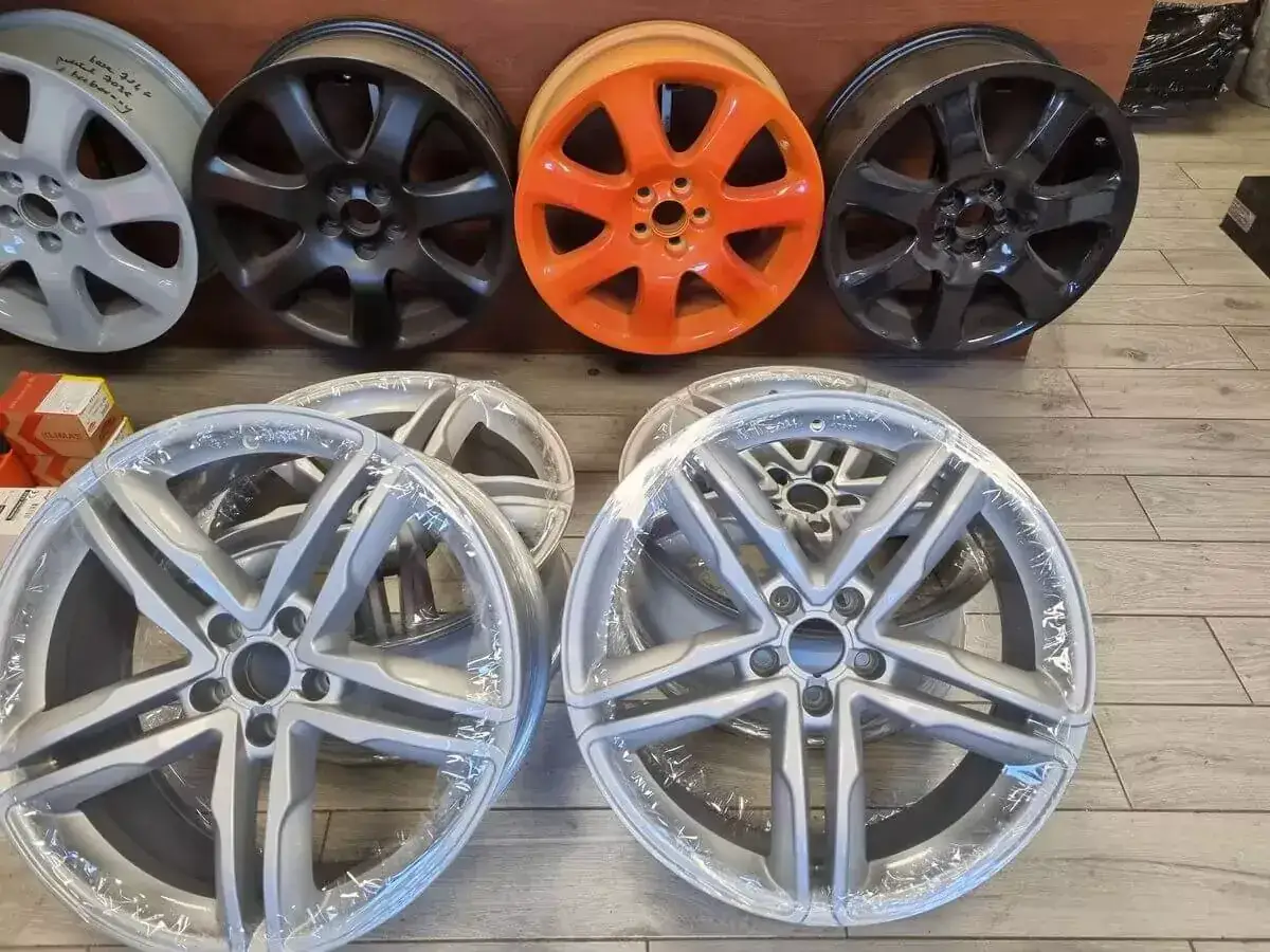 Skuteczne sposoby na odtłuszczenie felg przed malowaniem, które działają