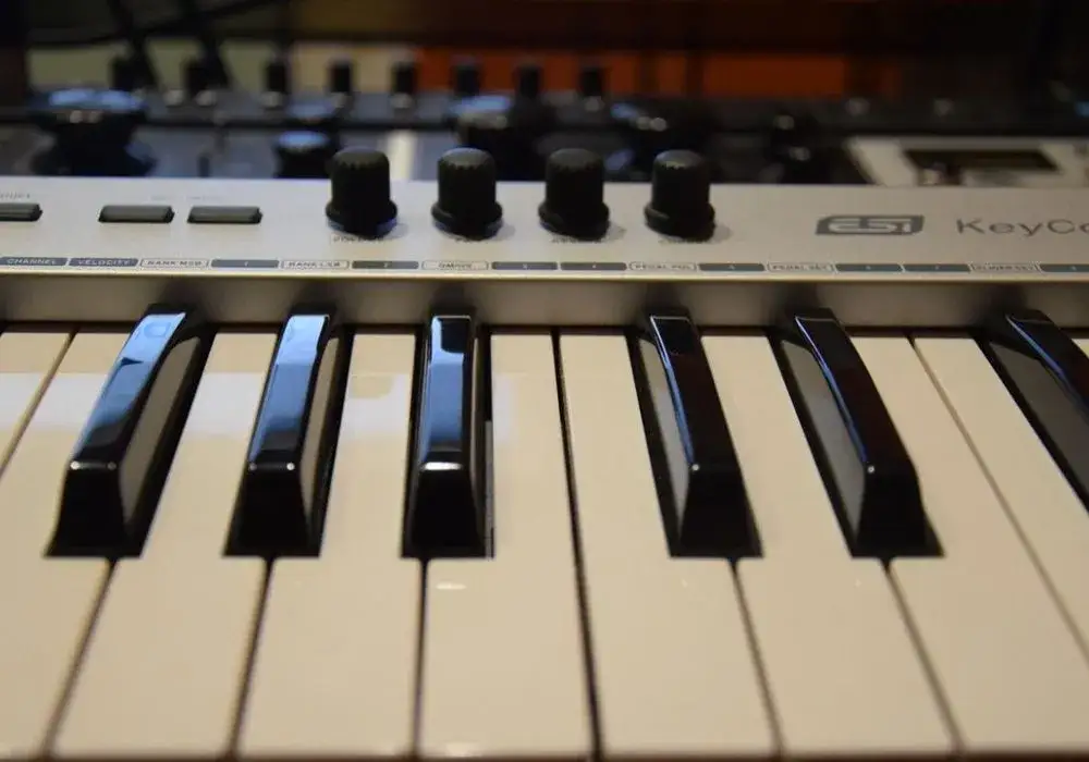 Keyboard czy pianino cyfrowe – które lepiej spełni Twoje oczekiwania?