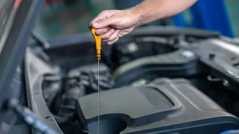 Czy wymiana oleju na ciepłym silniku szkodzi? Sprawdź, jak uniknąć błędów