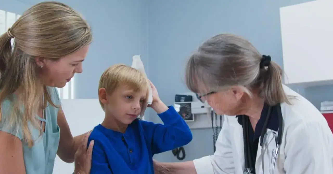 Wstrząs mózgu u dziecka objawy – niebagatelizuj tych sygnałów