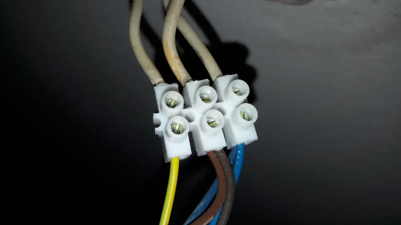 Jak podłączyć żyrandol na 2 żarówki z 3 kablami w suficie bez błędów