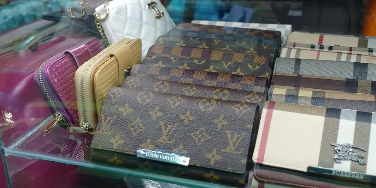 Gdzie kupić podróbki ubrań i uniknąć niebezpieczeństw związanych z nimi