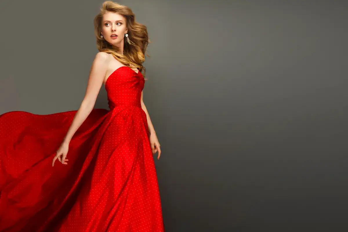 Czerwona sukienka i biżuteria: Odkryj sekrety perfekcji!