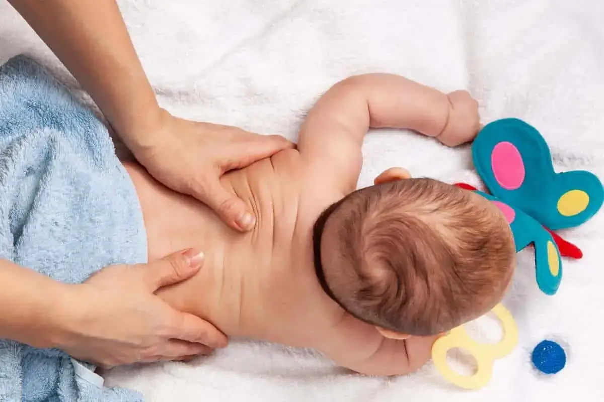 Fizjoterapeuta z noworodkiem: kiedy to profilaktyka, a kiedy sygnał?