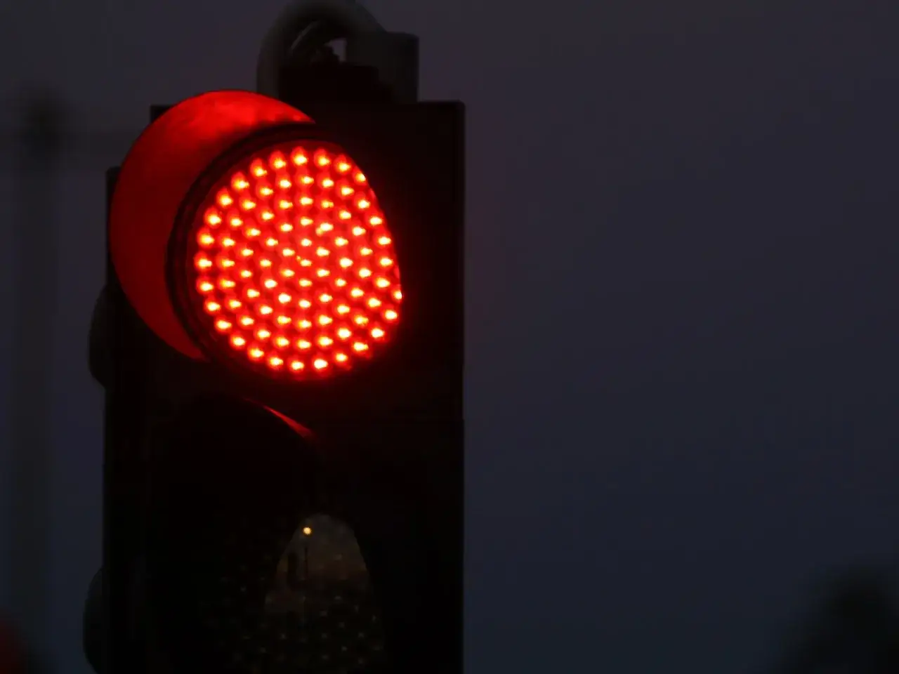 Ile punktów karnych za czerwone światło? Sprawdź, co grozi kierowcom