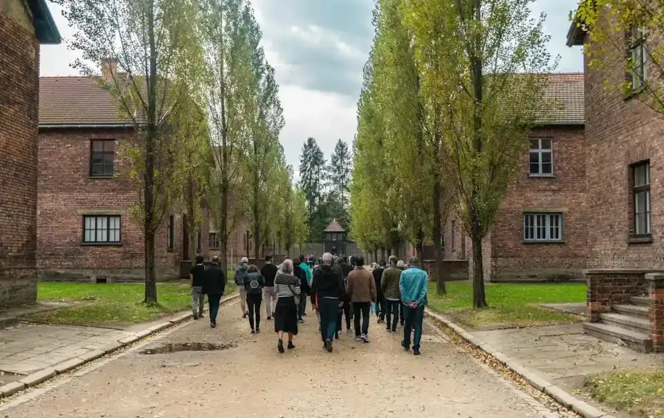 Jak ubrać się do Auschwitz, aby okazać szacunek ofiarom?