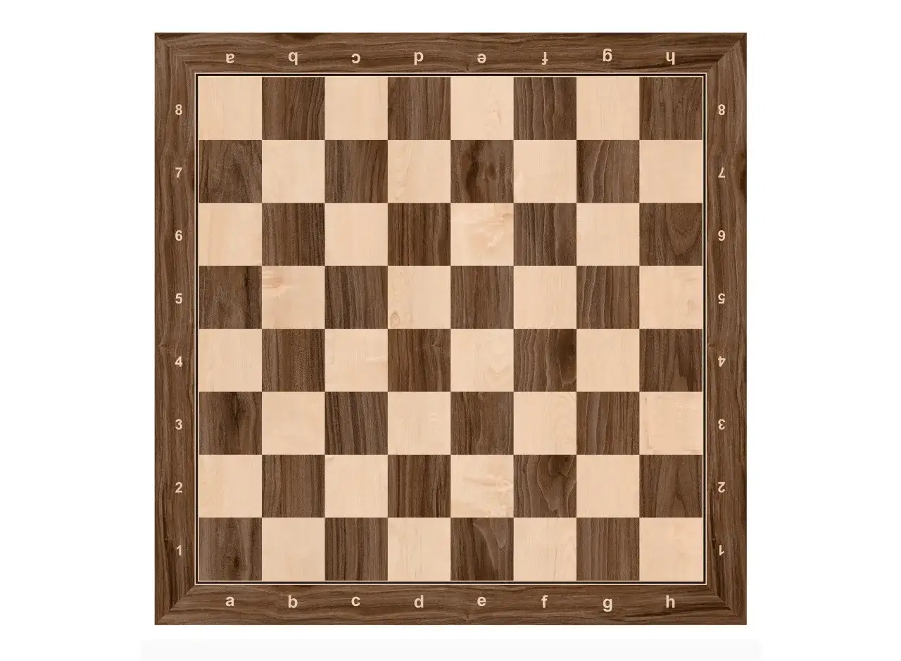 Drewniana szachownica z numerowanymi rzędami i literowanymi kolumnami.