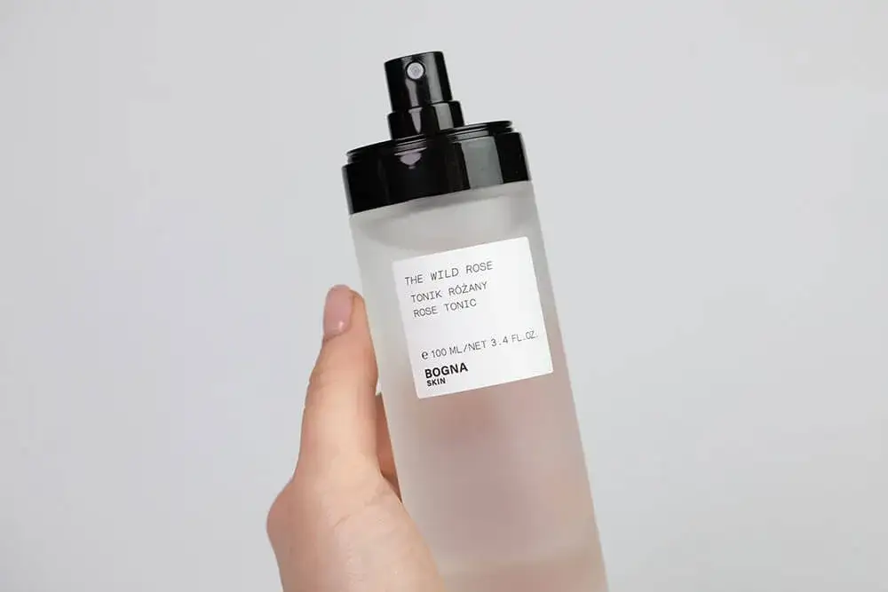 Mgiełka rozświetlająca – jak uzyskać naturalny blask i świeżość skóry