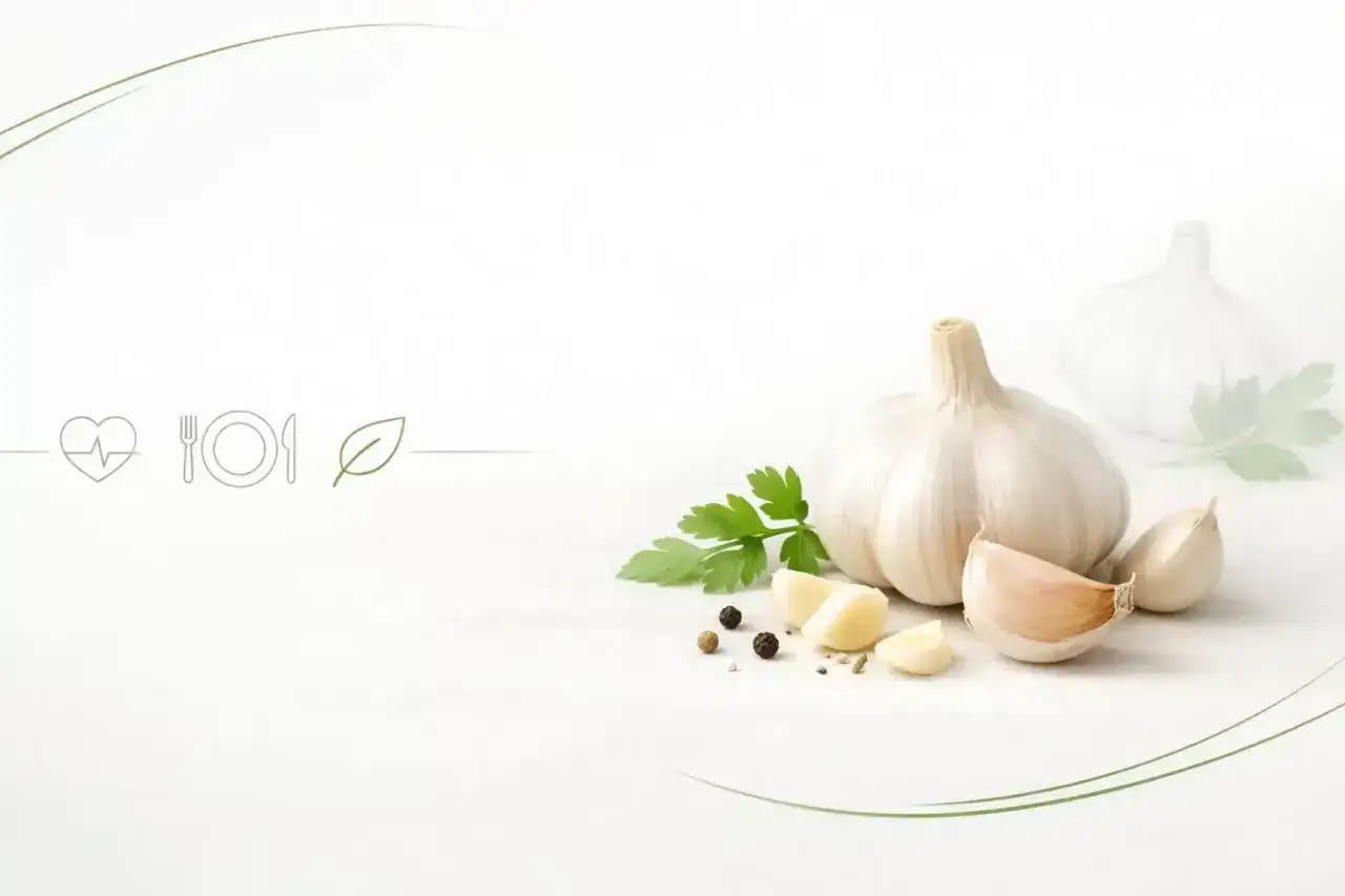 Czosnek, zioła i przyprawy na białym tle. Ikony serca, sztućców i liścia sugerują, czy czosnek jest zdrowy.