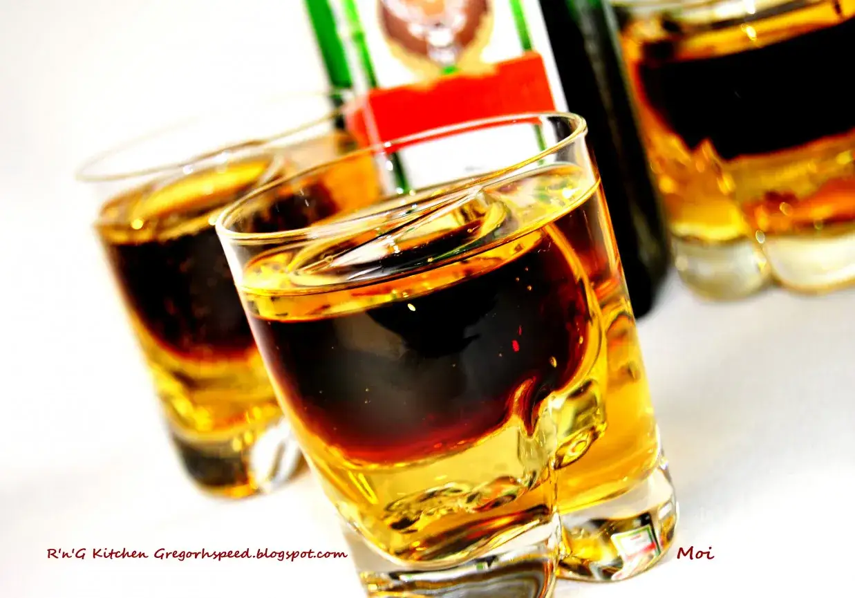 Dwa kieliszki z drinkiem Jägermeister Red Bull, gotowe do wypicia.