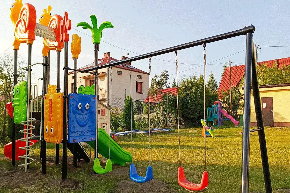 Plac zabaw: 50+ kreatywnych zabaw dla dzieci rozwijaj i baw!