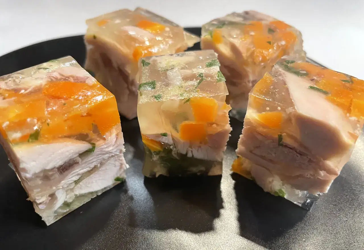 Kostki galarety drobiowej z marchewką i ziołami. Czy galareta drobiowa jest zdrowa? To zależy od składników.