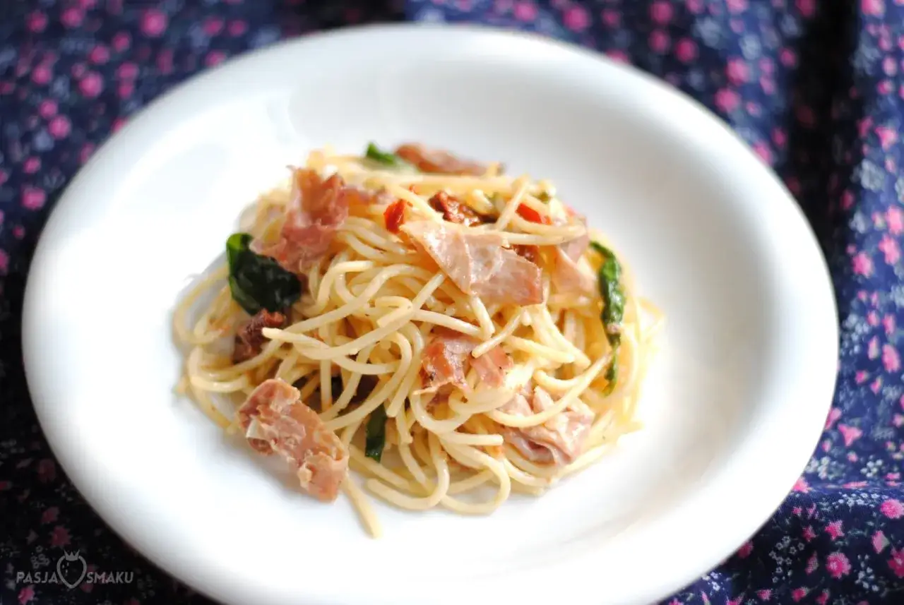 Spaghetti z szynką parmeńską: Przepis, warianty i uniknij błędów
