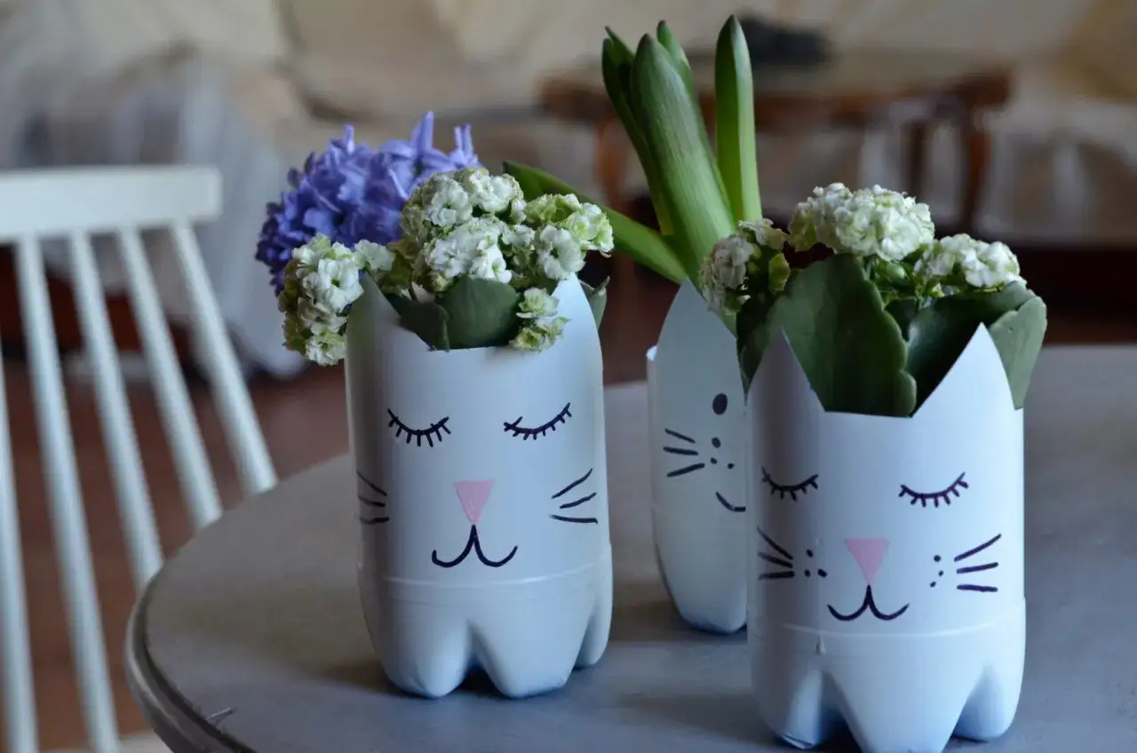 Jak zrobić kwietnik z butelek plastikowych i zmniejszyć odpady w ogrodzie