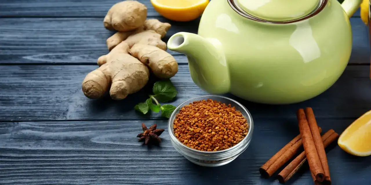 Imbir, cytryna i cynamon na herbatę, która pomoże na wydzielinę w gardle.
