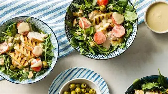 Jaki sos do sałatki z kurczakiem - najlepsze przepisy na pyszne sosy