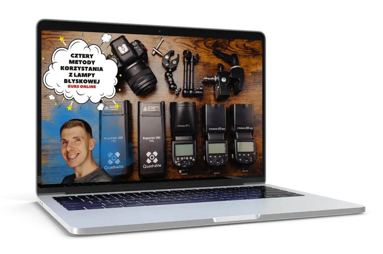 Na ekranie laptopa kurs online: Cztery metody jak ustawić lampę błyskową w aparacie. Widoczne lampy Quadralite, akcesoria i aparat.