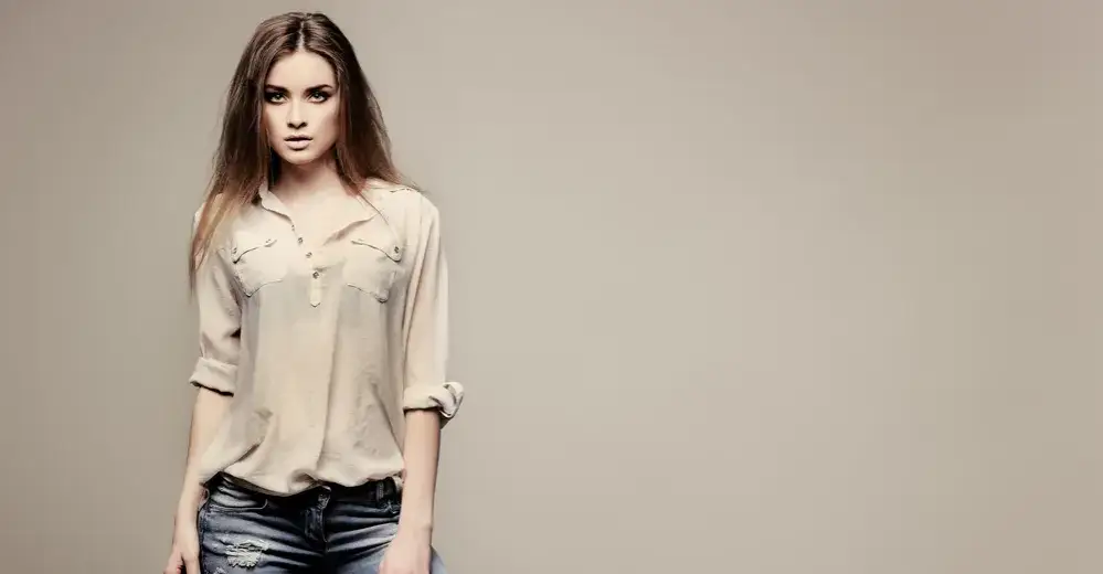 Jak nosić koszulę w spodniach czy nie? Odkryj najlepsze zasady stylu