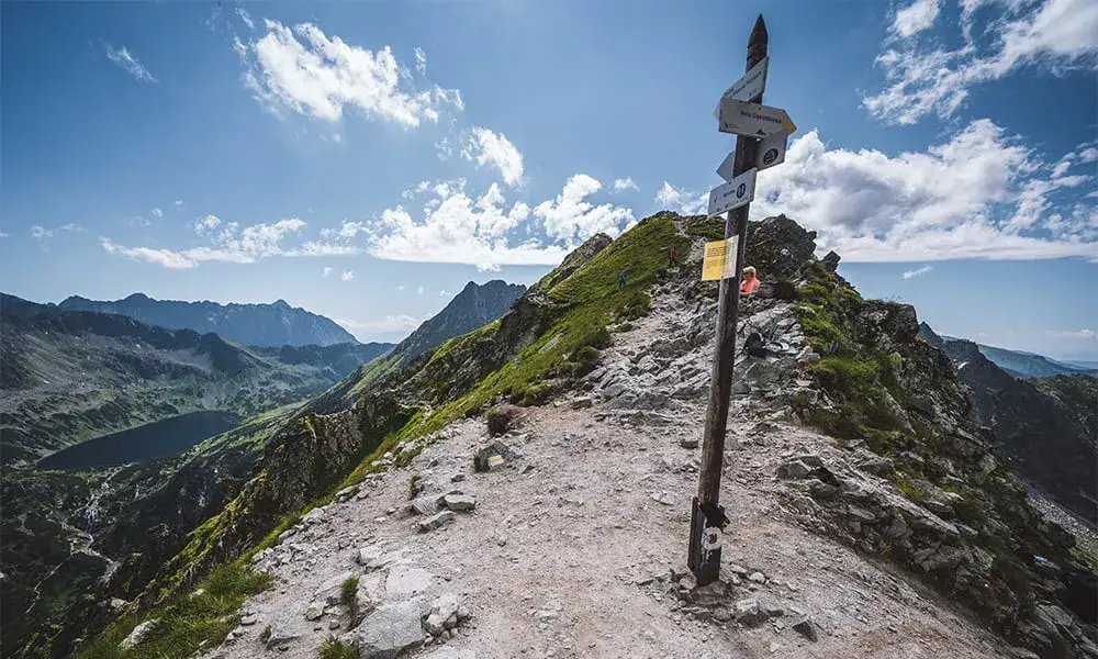 Jak dojść na Krzyżne z Doliny Pięciu Stawów: trasa, czas i trudność