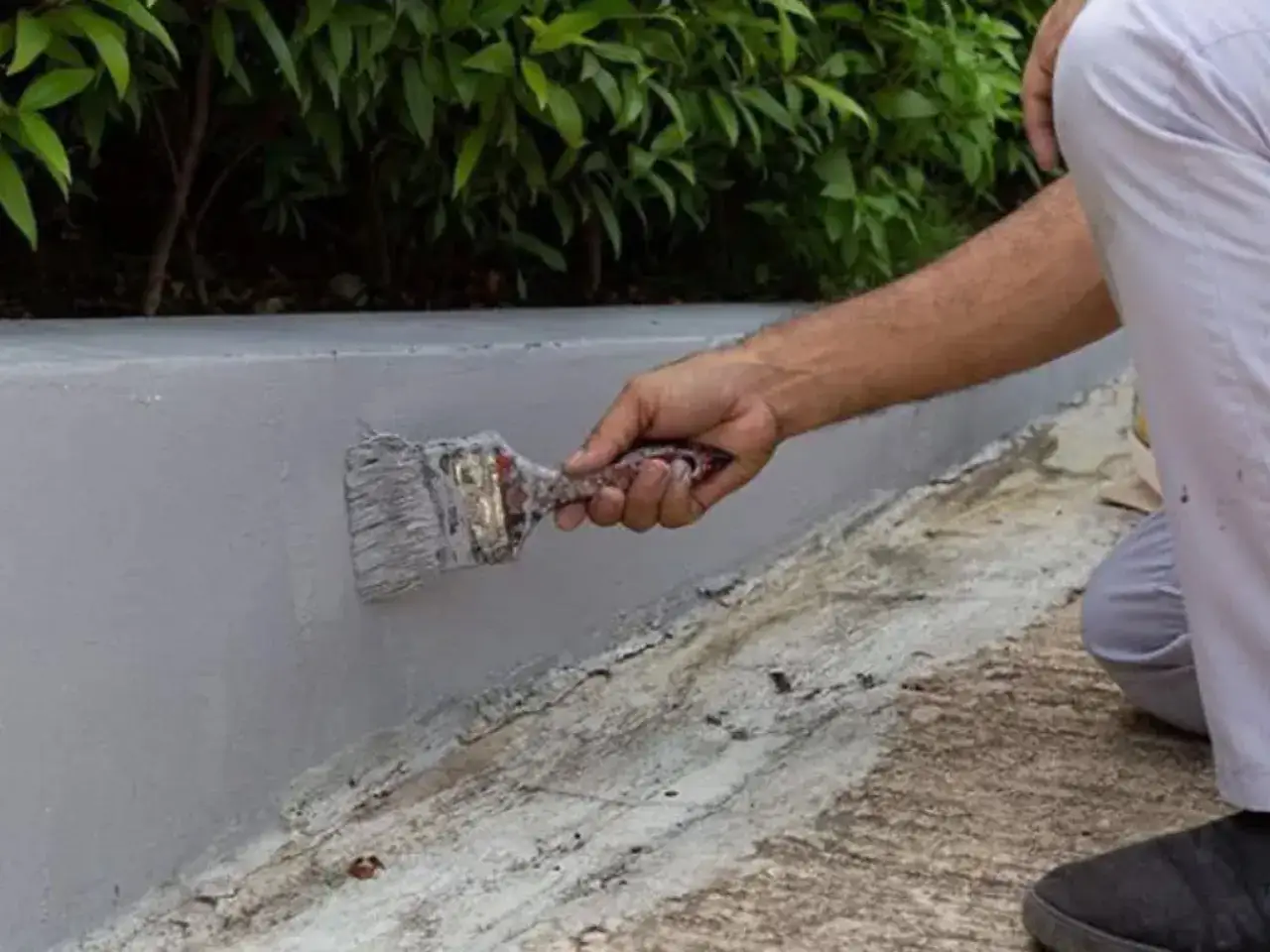 Jaka farba do betonu na zewnątrz? Typy, parametry i porady