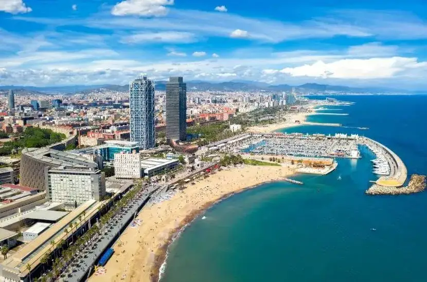 Ile trwa lot z Wrocławia do Barcelony? Czas przelotu i porady