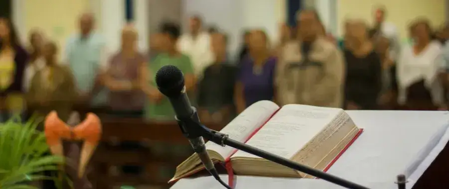 Kto to jest lektor w kościele i jakie ma kluczowe zadania?