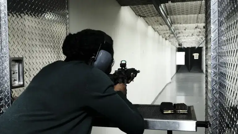 Jak się ubrać na strzelnicę? Bezpieczeństwo i komfort to podstawa!