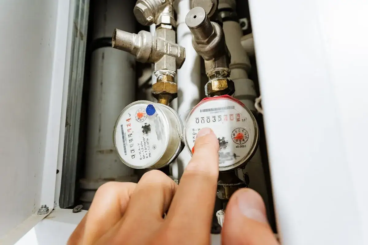 Dwa liczniki gazu, jeden z nich wskazuje odczyt. Pytanie o wymiana licznika gazu co ile lat jest kluczowe dla prawidłowego działania.