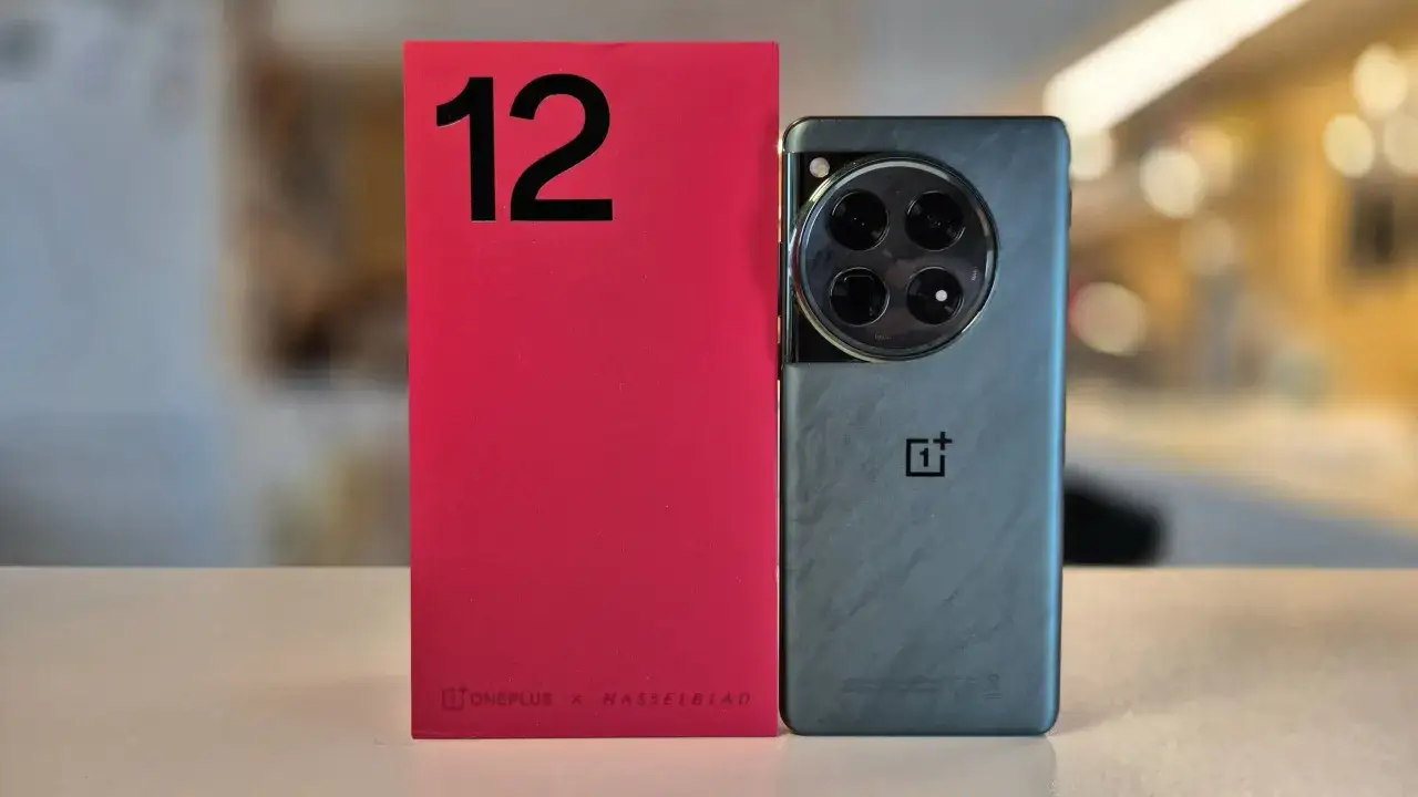 Czerwone pudełko z cyfrą 12 i szary smartfon OnePlus z charakterystycznym modułem aparatu. OnePlus co to za firma? To producent innowacyjnych telefonów.
