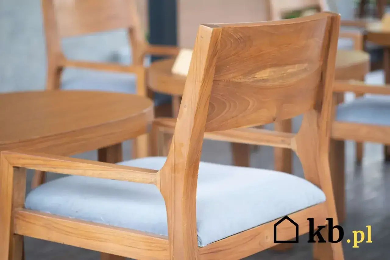 Obicie krzesła: Ile zapłacisz? Cennik, DIY i opłacalność renowacji
