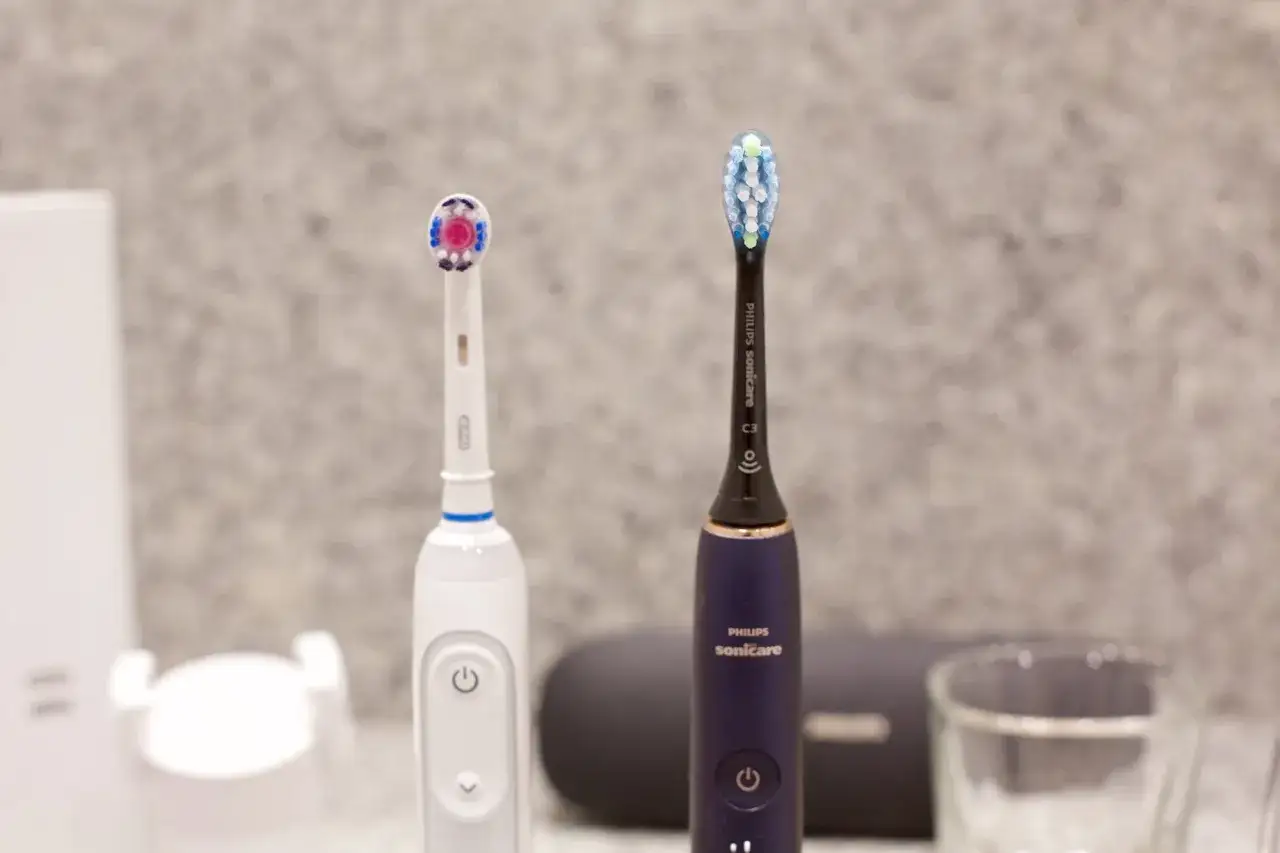 Która szczoteczka soniczna lepsza: Oral-B czy Philips Sonicare?