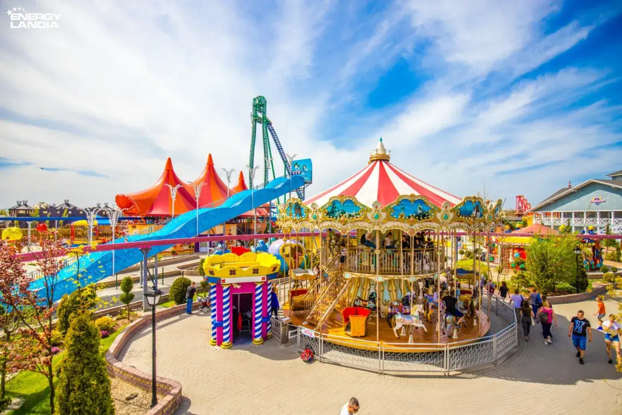 Energylandia: TOP atrakcje dla każdego + jak uniknąć kolejek?