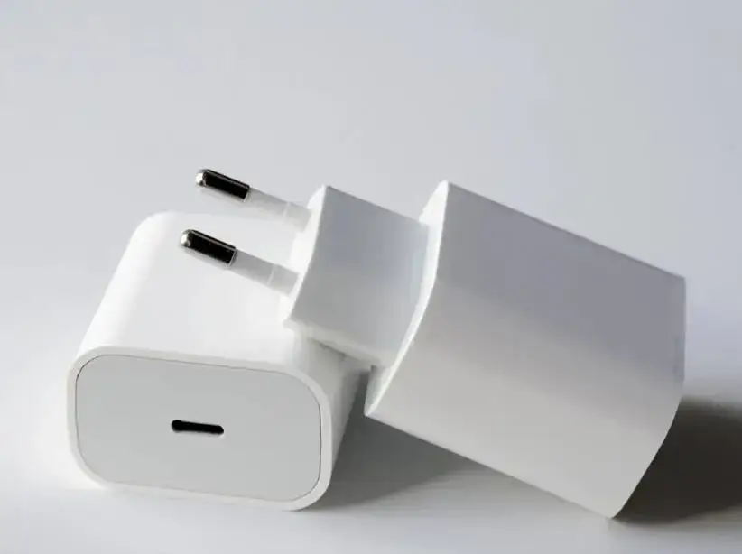 Jaka ładowarka do iPhone 12 zapewni szybkie ładowanie bez problemów?