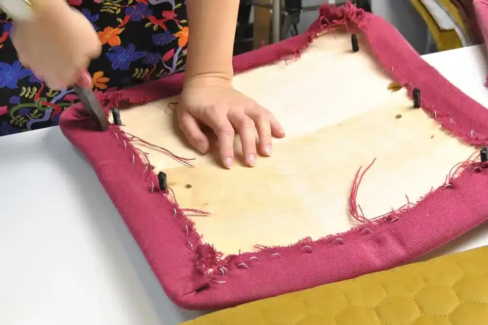 Wymiana tapicerki oparcia krzesła: Zrób to sam i oszczędź!