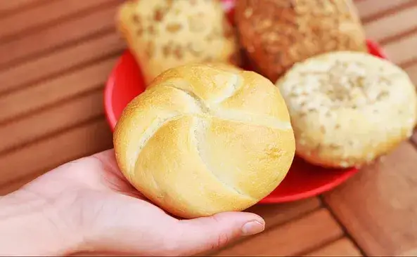 Ile kalorii ma bułka? Sprawdź kaloryczność i wartości odżywcze