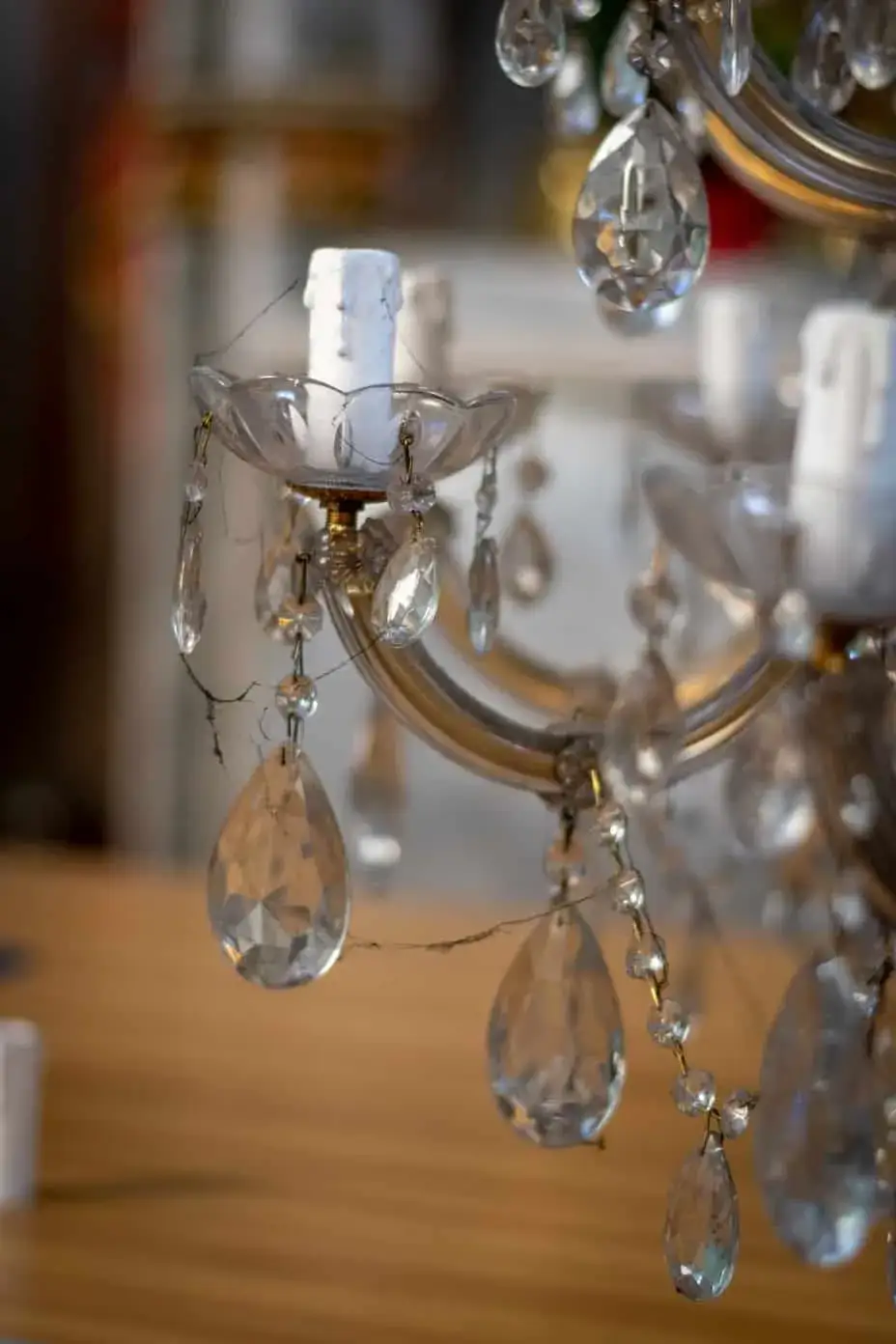 Jak skutecznie i bezpiecznie wyczyścić żyrandol z kryształkami bez uszkodzeń