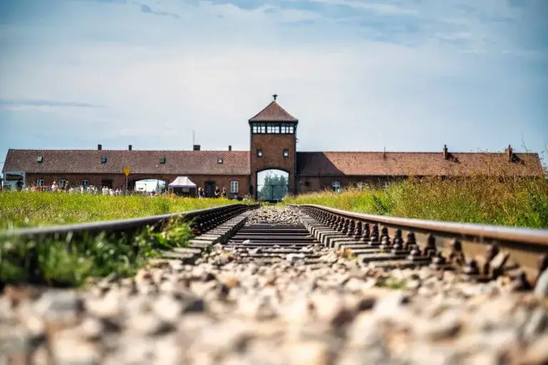 Ile ludzi zginęło w Auschwitz-Birkenau? Szokujące fakty o ofiarach
