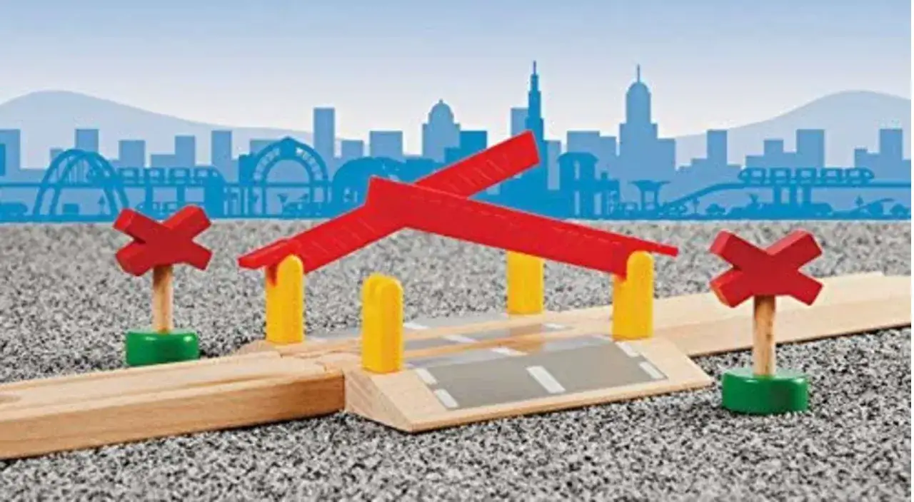 Przejazd kolejowy zabawka – jak uczyć dzieci ruchu drogowego?