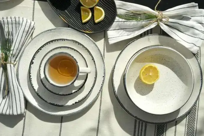 Jak nakryć stół z klasą? Savoir-vivre i modne trendy 2025