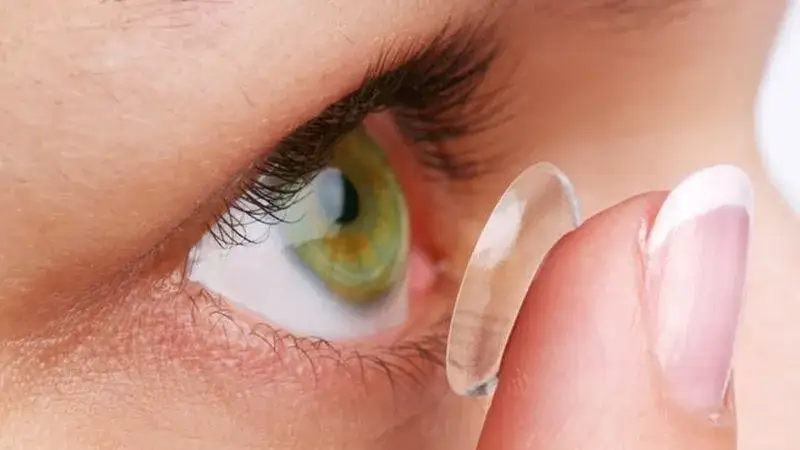 Czy soczewki niszczą rogówkę? Oto, co musisz wiedzieć o ryzyku