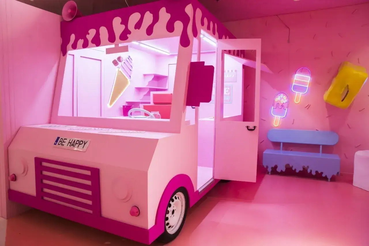 Różowy food truck z lodami i neonami w kształcie lodów to idealne miejsce na instagramowe zdjęcia w Warszawie.